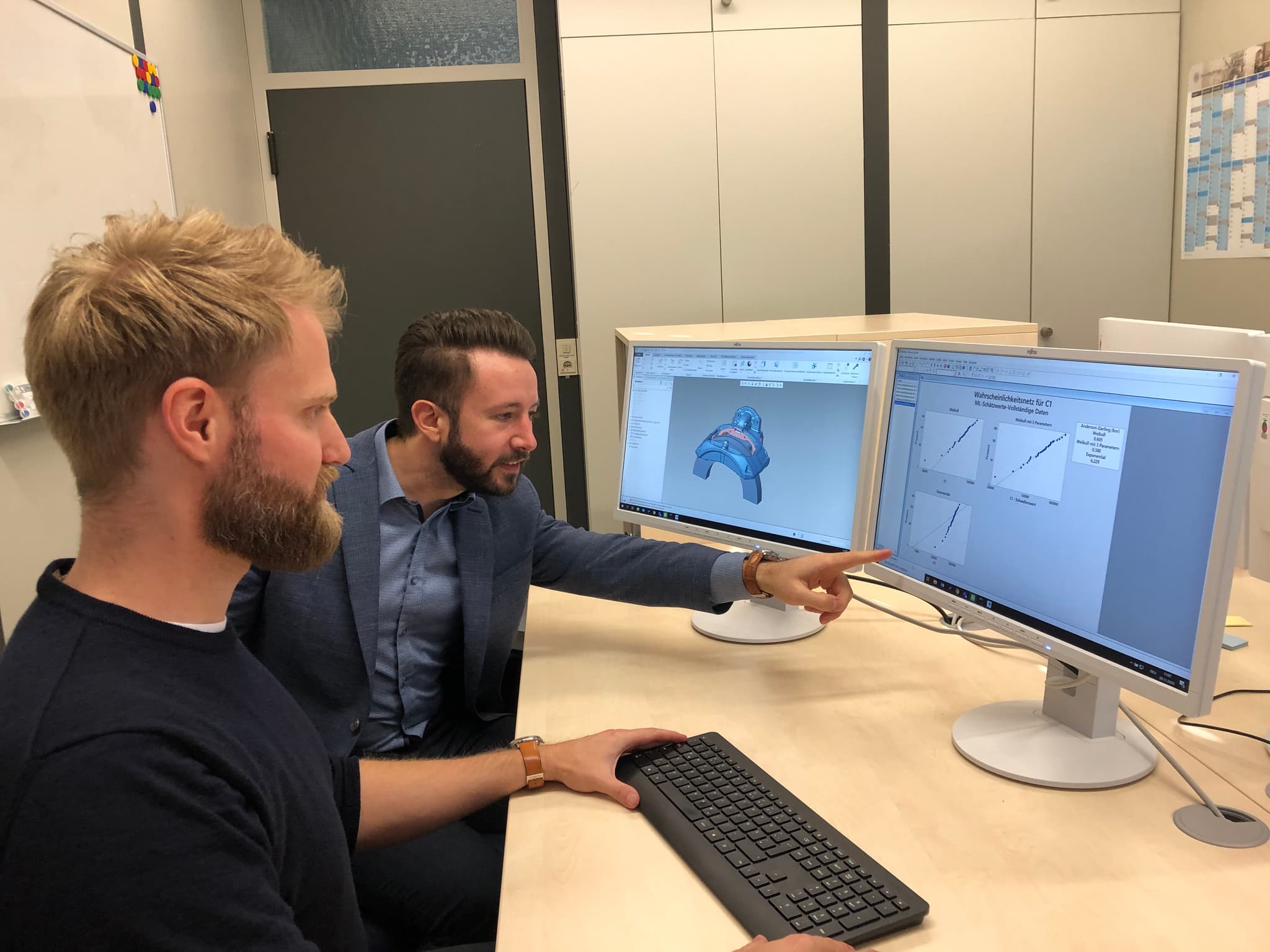 RelTest Experten besprechen Analyseergebnisse am Bildschirm